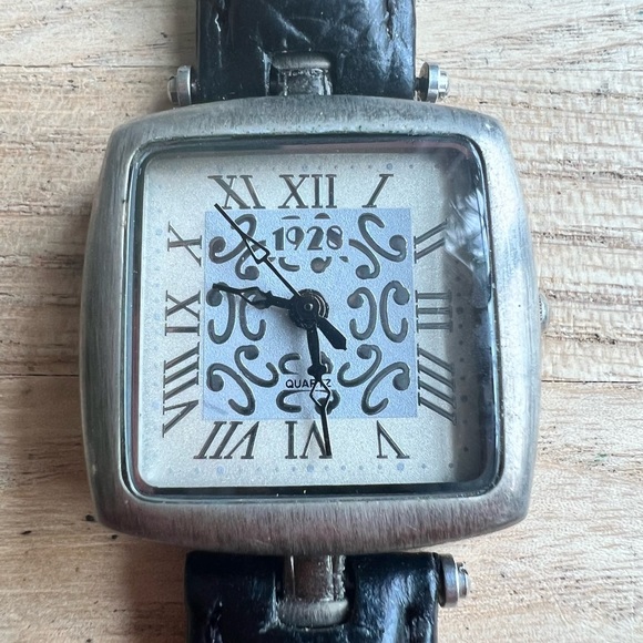 1928 ladies square dial black leather watch NEW BATTERY - Picture 2 of 9